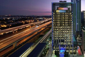 Een modern hoog gebouw met een unieke gevel en meerdere verdiepingen.