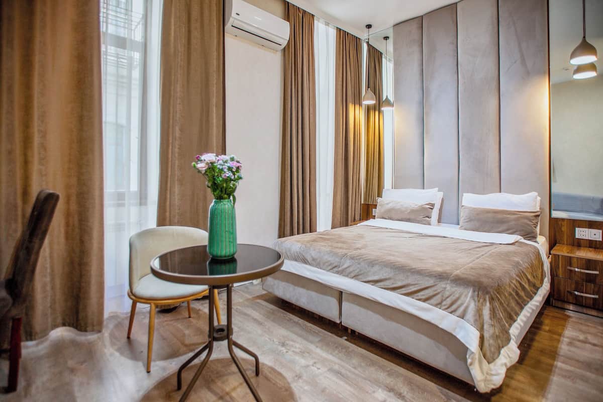 Ropa de cama de alta calidad, minibar, caja fuerte y escritorio