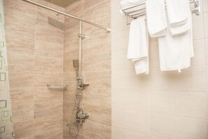 Chambre Triple Standard | Salle de bain | Articles de toilette gratuits, sèche-cheveux, peignoirs, chaussons