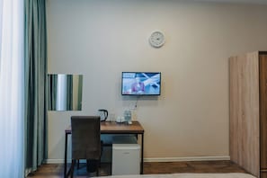 1 bedroom, premium bedding, minibar, in-room safe