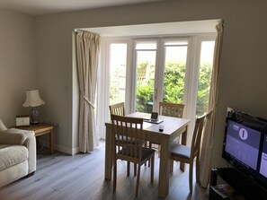 Maison Standard, 4 chambres | Salle de séjour | Téléviseur à écran plat