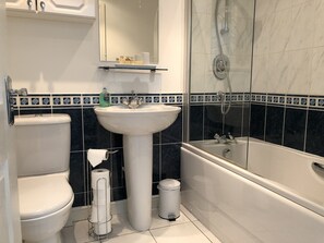 Maison Standard, 4 chambres | Salle de bain | Douche, séchoir à cheveux, serviettes fournies, savon