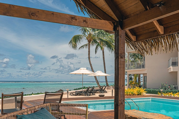 Außenpool, Sonnenschirme, Liegestühle