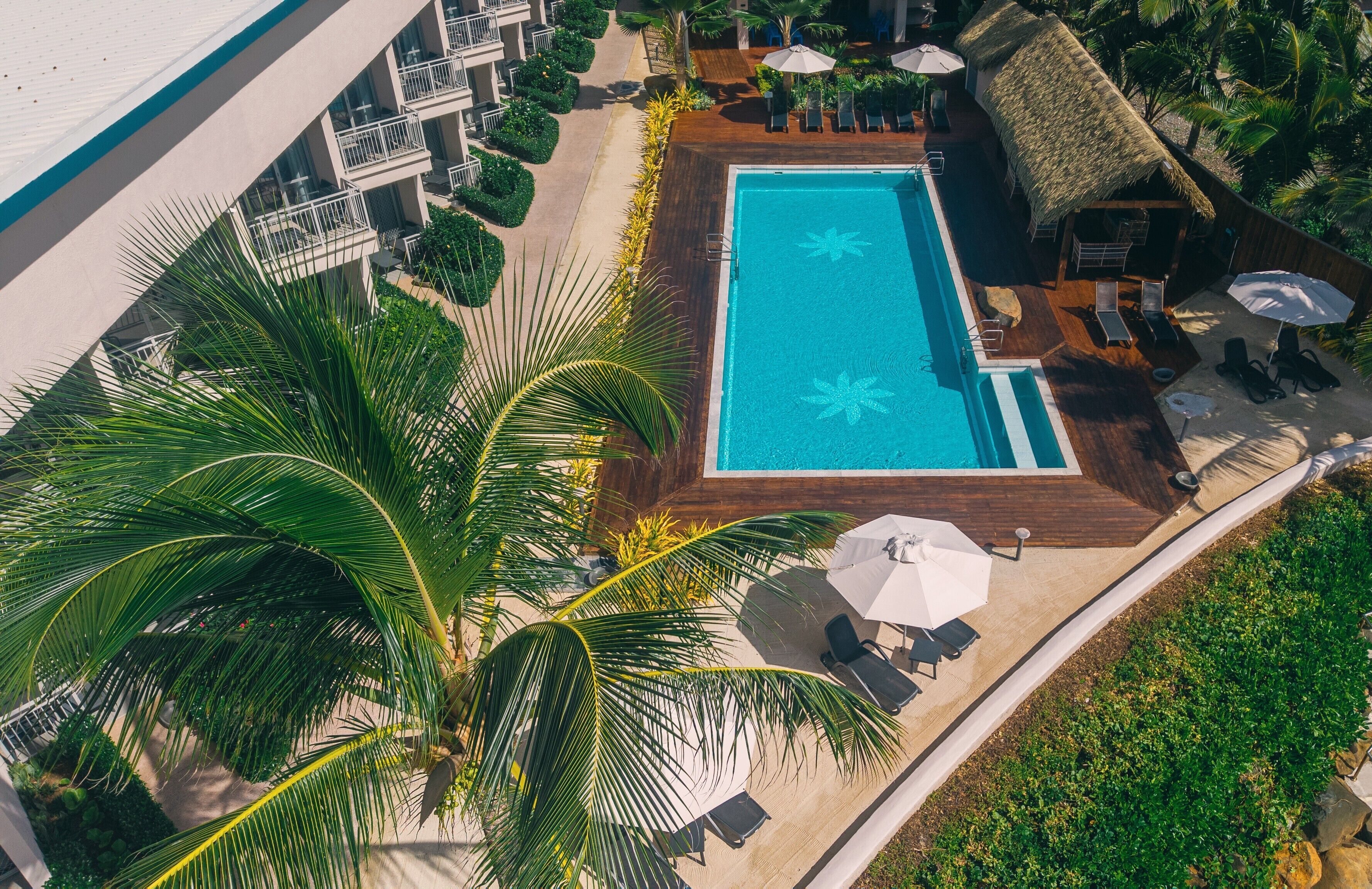 Ulkouima-allas, aurinkovarjoja, aurinkotuoleja