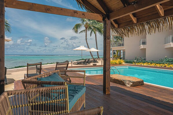 室外泳池；泳池傘、躺椅