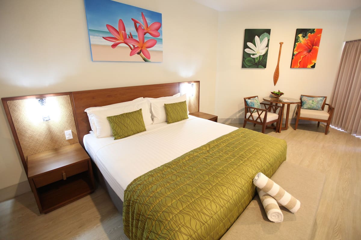 Premium bedding, in-room safe, desk, blackout drapes