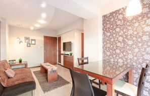 Apartment, 1 Bedroom | Ruang tamu | 32 inci televisyen LCD dengan kabel, TV, Netflix