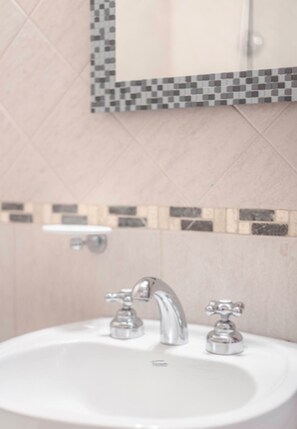 Bañera con ducha, cabezal de ducha tipo lluvia