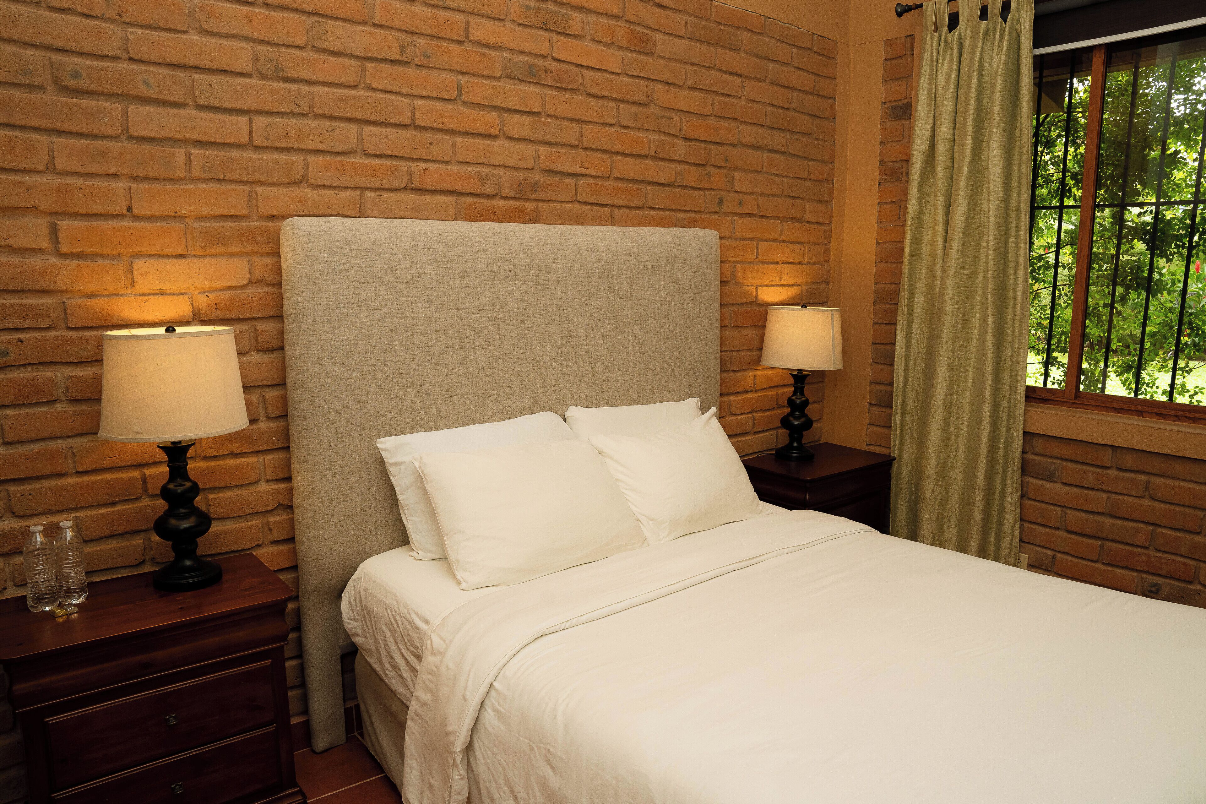deluxe room, 1 queen bed | in-room safe, soundproofing, free wifi, bed sheets