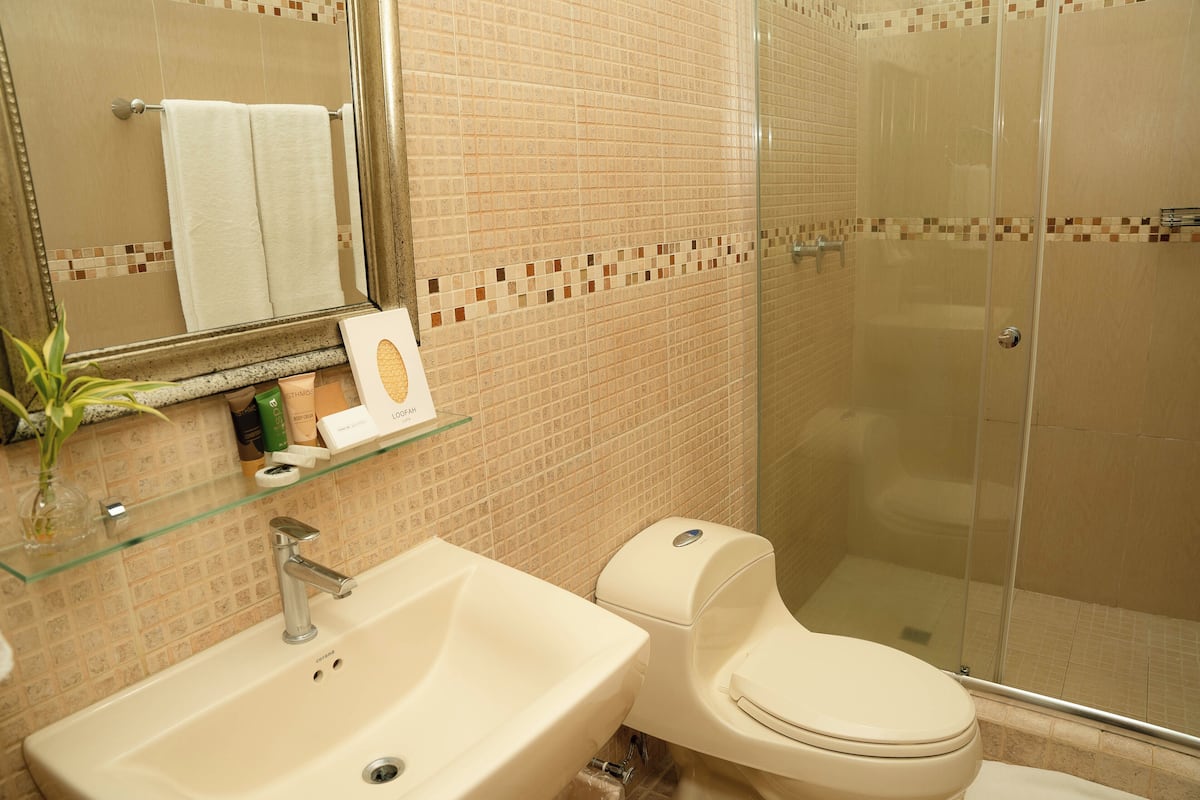 deluxe room, 1 queen bed | bathroom | shower, rainfall showerhead, free toiletries, hair dryer