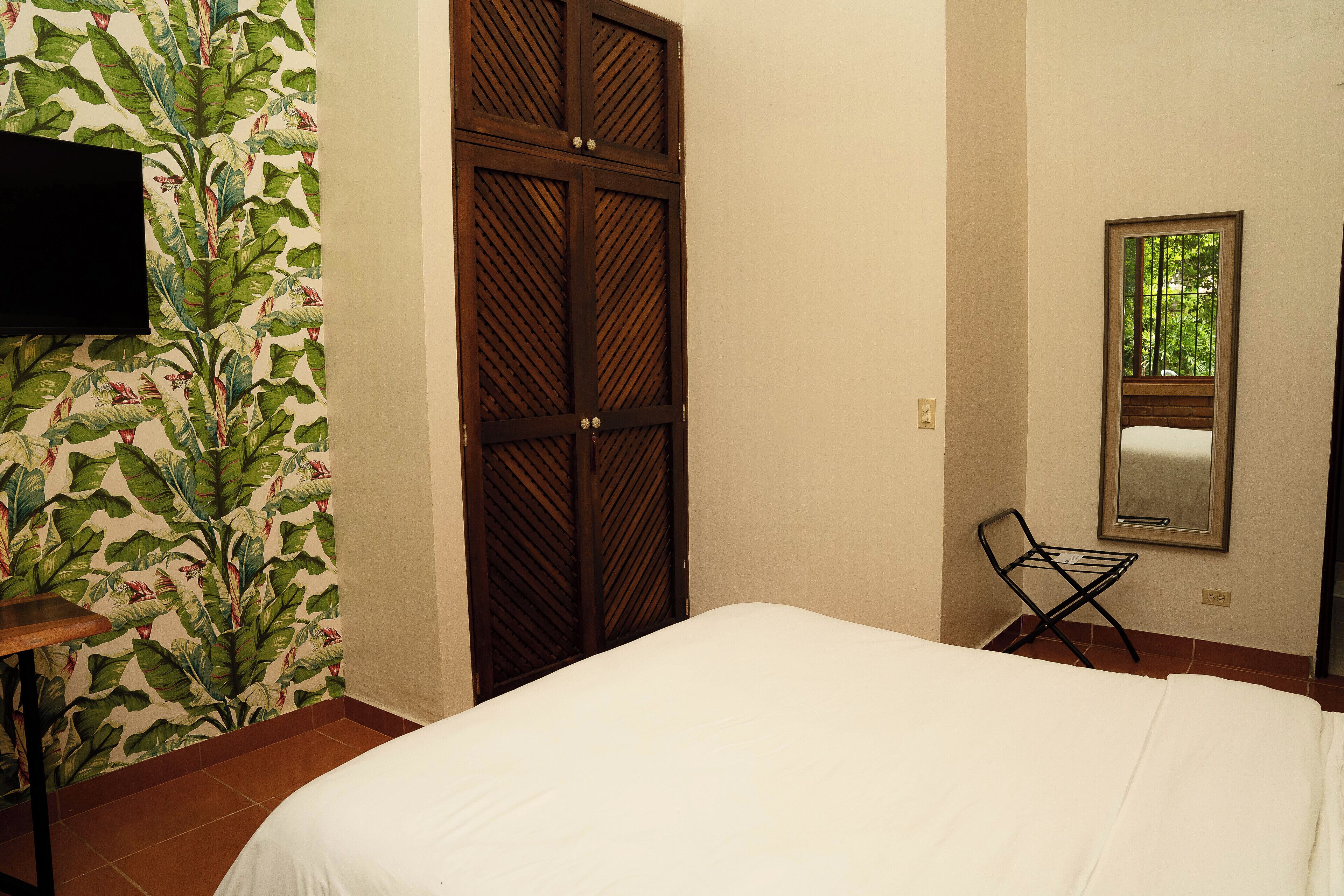 deluxe room, 1 queen bed | in-room safe, soundproofing, free wifi, bed sheets