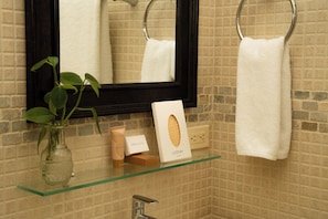 Deluxe Room, 1 Queen Bed | Bathroom