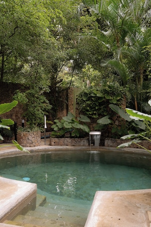 室外游泳池,日光浴躺椅