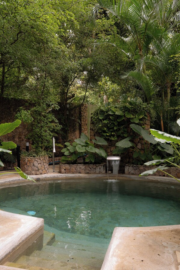 Piscine extérieure, chaises longues