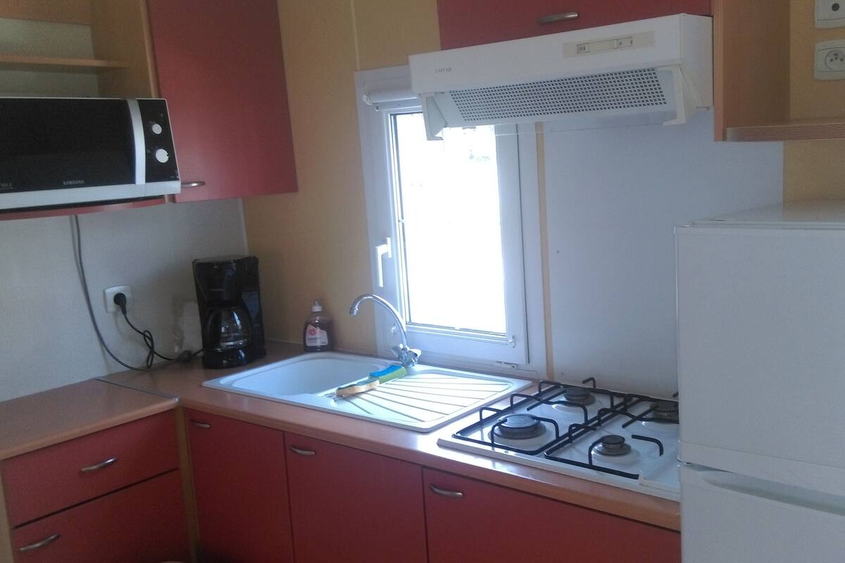 Coffee/tea maker, fridge, microwave, stovetop