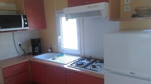 Réfrigérateur, micro-ondes, plaque de cuisson, cafetière/bouilloire