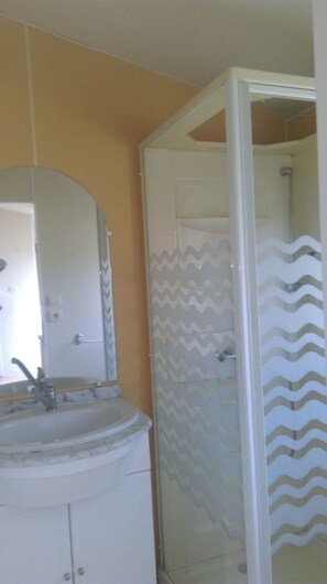 Een douche, een haardroger, handdoeken