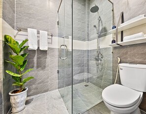Quarto triplo luxo, 1 quarto, vista para a cidade | Banheiro | Chuveiro, produtos de toalete grátis, secador de cabelo, chinelos