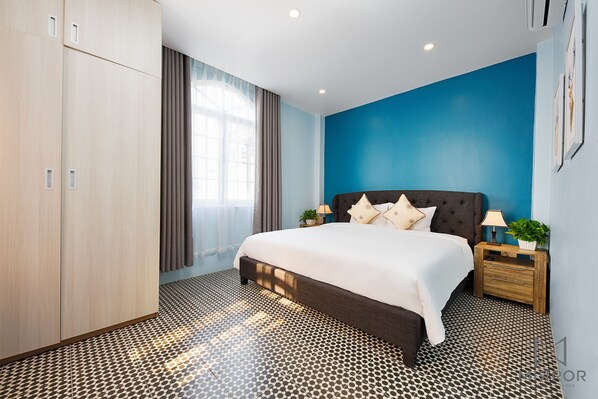 Dubbelrum - balkong - utsikt mot staden | Italienska Frette-lakan, minibar, individuell inredning och unika möbler