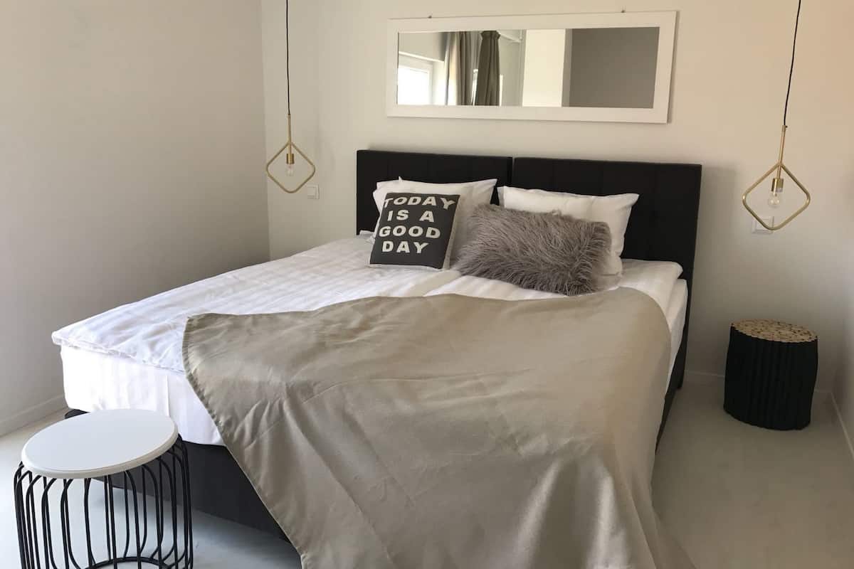 Apartamento Deluxe, vistas a la colina | 1 dormitorio, ropa de cama de alta calidad, escritorio