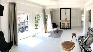 Deluxe-lejlighed - bakkeudsigt | 1 soveværelse, premium-sengetøj, individuelt design