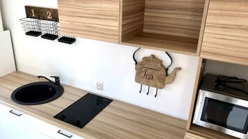 Deluxe-lejlighed - bakkeudsigt | Privat tekøkken | Køleskab, mikrobølgeovn, ovn, kogeplade