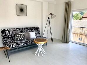 Leilighet – deluxe, utsikt mot høyde | Oppholdsrom | Flatskjerm-TV