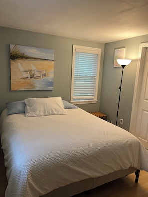 2 bedrooms, WiFi, bed sheets - Walk to the Beach!!! (Centerville)