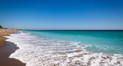 Beautiful private home Heated pool/waterfall & only 5 min to the local beaches.