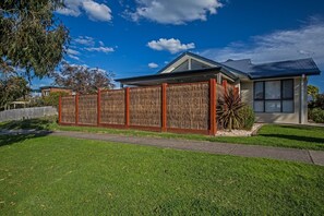 Property grounds - Phillip Island - Modern 3 Bedroom unit + WiFi (Cowes) (Cowes)