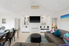 Smart TV, video games, DVD player, stereo - Phillip Island - Modern 3 Bedroom unit + WiFi (Cowes) (Cowes)