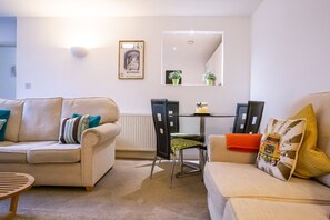 TV, DVD player - Stylish modern  Mews house in central St Leonards (St Leonards on Sea)