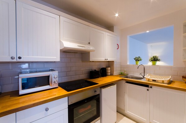 ثلاجة، ميكروويف، فرن، موقد طهي مسطح