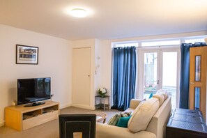 TV, DVD player - Stylish modern  Mews house in central St Leonards (St Leonards on Sea)
