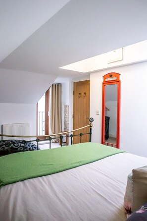 2 عدّة غرف نوم ومكتب ومكواة/لوح كي وسرير سفر