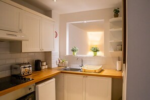 Fridge, microwave, oven, stovetop - Stylish modern  Mews house in central St Leonards (St Leonards on Sea)