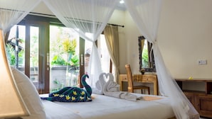 Un dormitorio con una cama, un aparador de madera, un espejo y una ventana con cortinas.