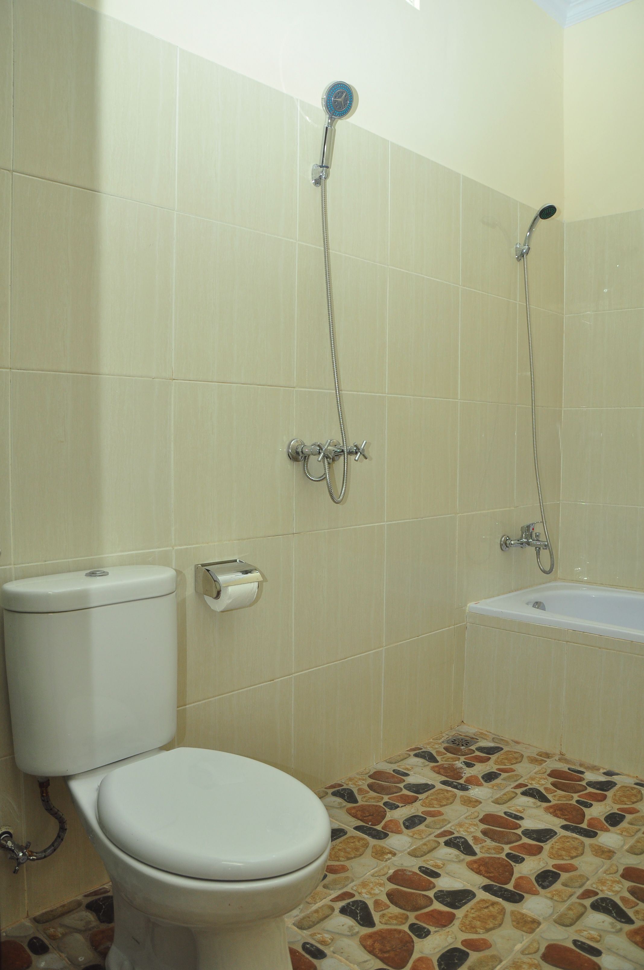 Un baño con inodoro, ducha y bañera.