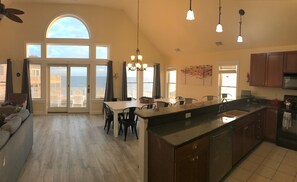 Full-sized fridge, microwave, oven, stovetop