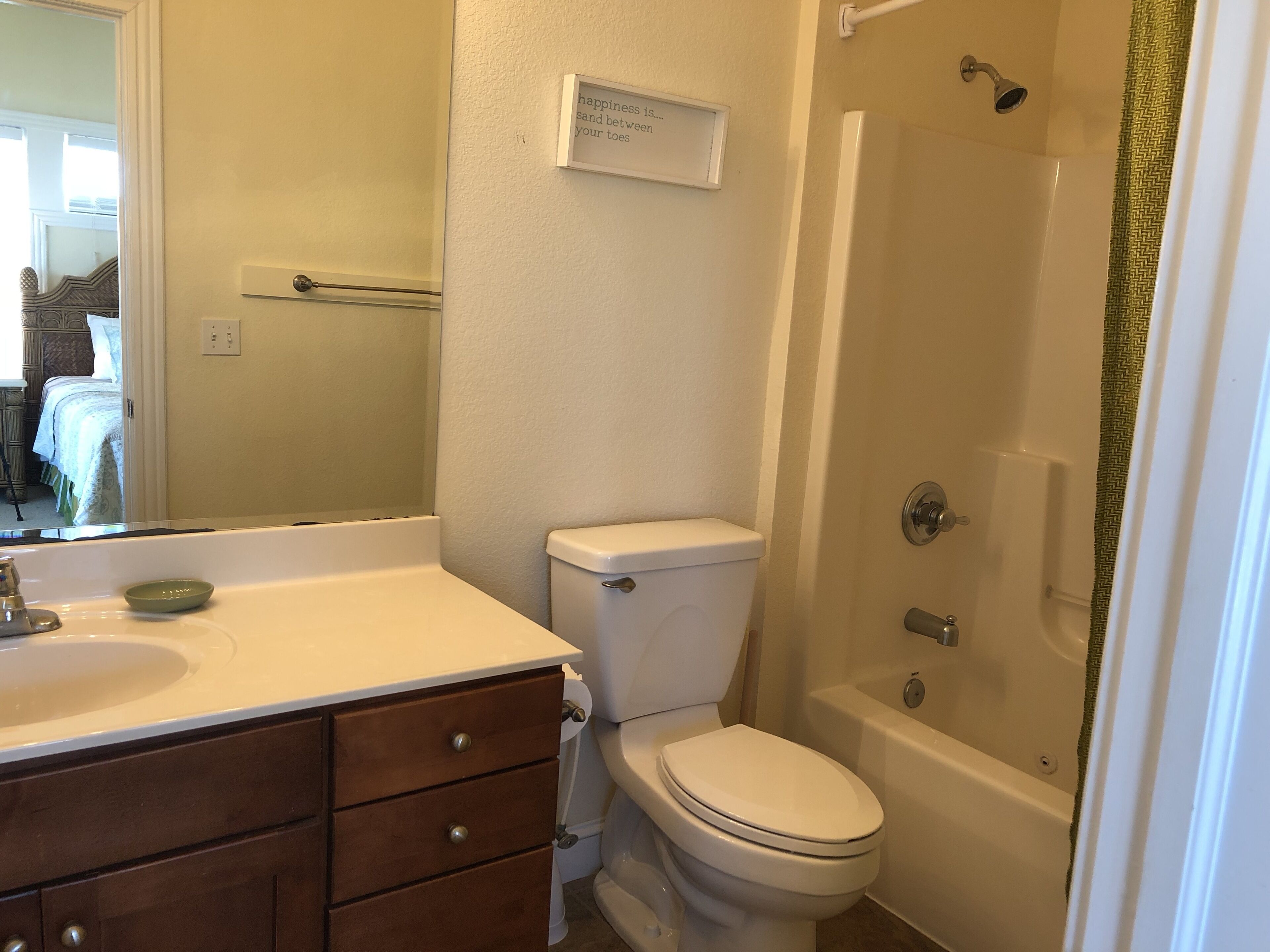 A bathroom with a toilet, sink, and bathtub.