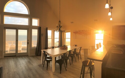  6BR-5Bth Semi-Oceanfront, heated Pool, Elevator. 75 Yards to the beach! Views!!
