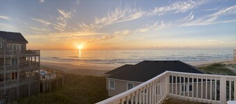 Semi-Oceanfront, 75 meter til stranden. Strandutsikt fra alle soverom. Heis.