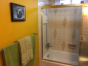 Ensemble baignoire-douche, séchoir à cheveux, serviettes fournies, savon