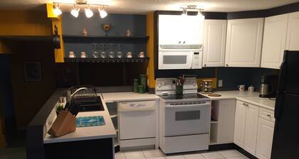 Recently Renovated Spacious 2 Bedroom Pet-Friendly Suite