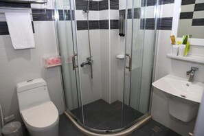 Shower, hair dryer, slippers, towels - 500Km Home B&B (Hualien City)