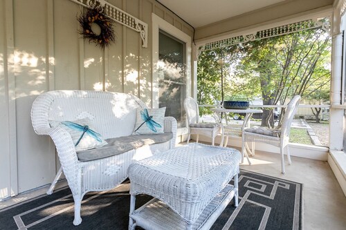 Creek Street Cottage | 2 Blocks from Main | Pet-friendly