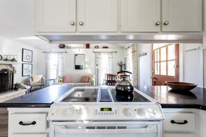 Jääkaappi, mikroaaltouuni, uuni, liesi