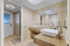 Douche, séchoir à cheveux, serviettes fournies