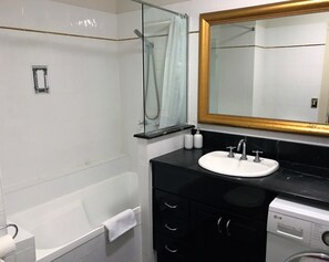 Apartamento urbano | Banheiro | Secador de cabelo, toalhas de banho, sabonete, papel higiênico