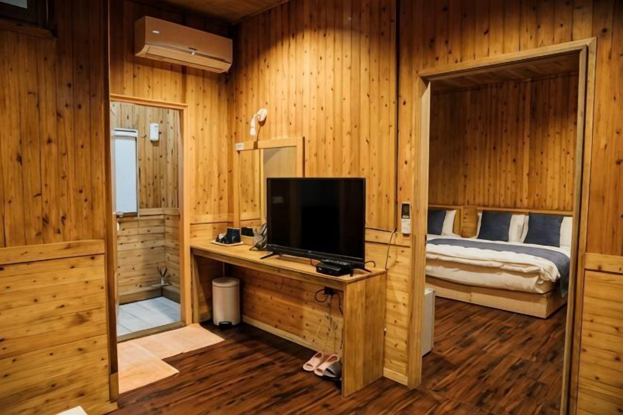 Desk, free WiFi, bed sheets